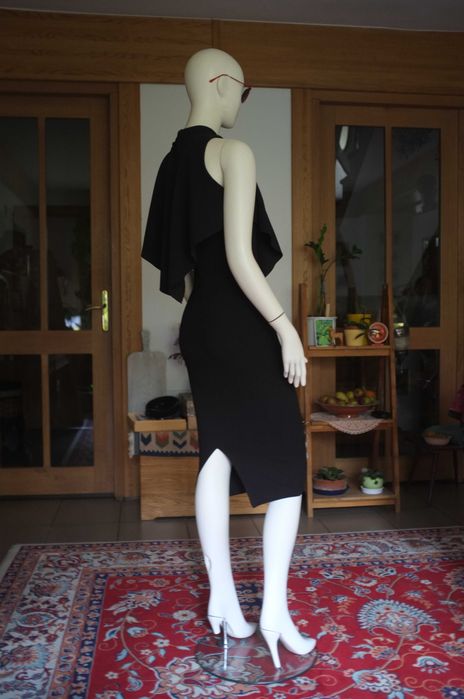mała czarna elegancka ołówkowa sukienka midi Girl in Mind subversive S