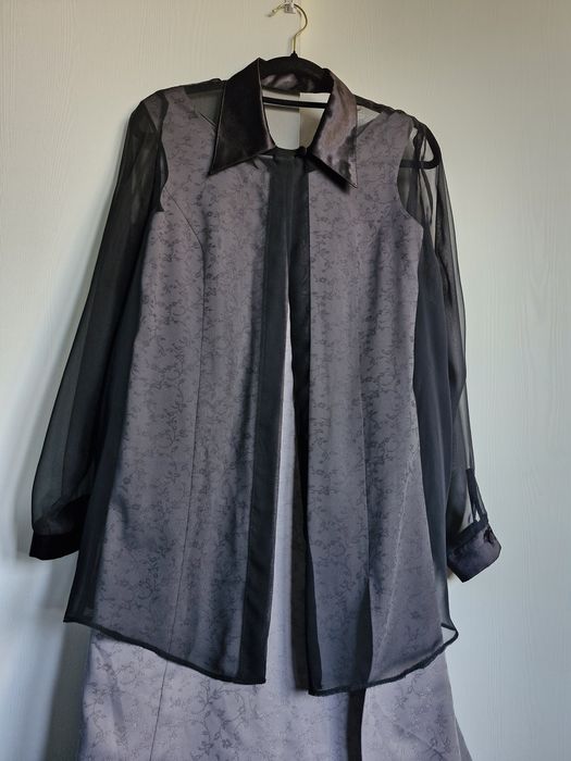 Szyfonową bluzka z atlasowym kołnierzem.