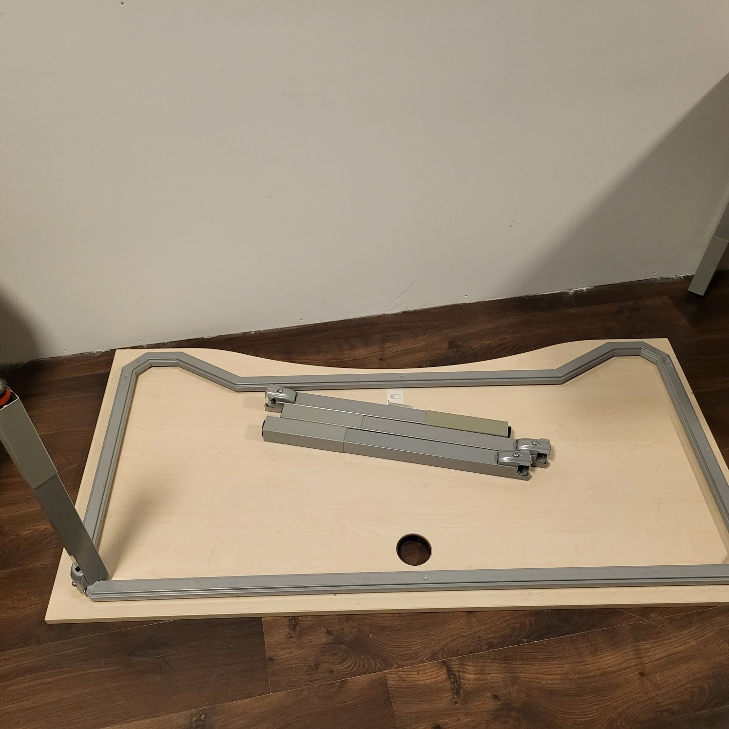 Drewniany stół z metalowymi nogami. Rozmiar 80×160 cm.
