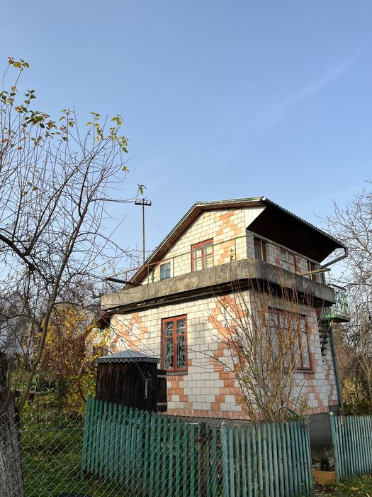 Дачний будинок з ділянкою