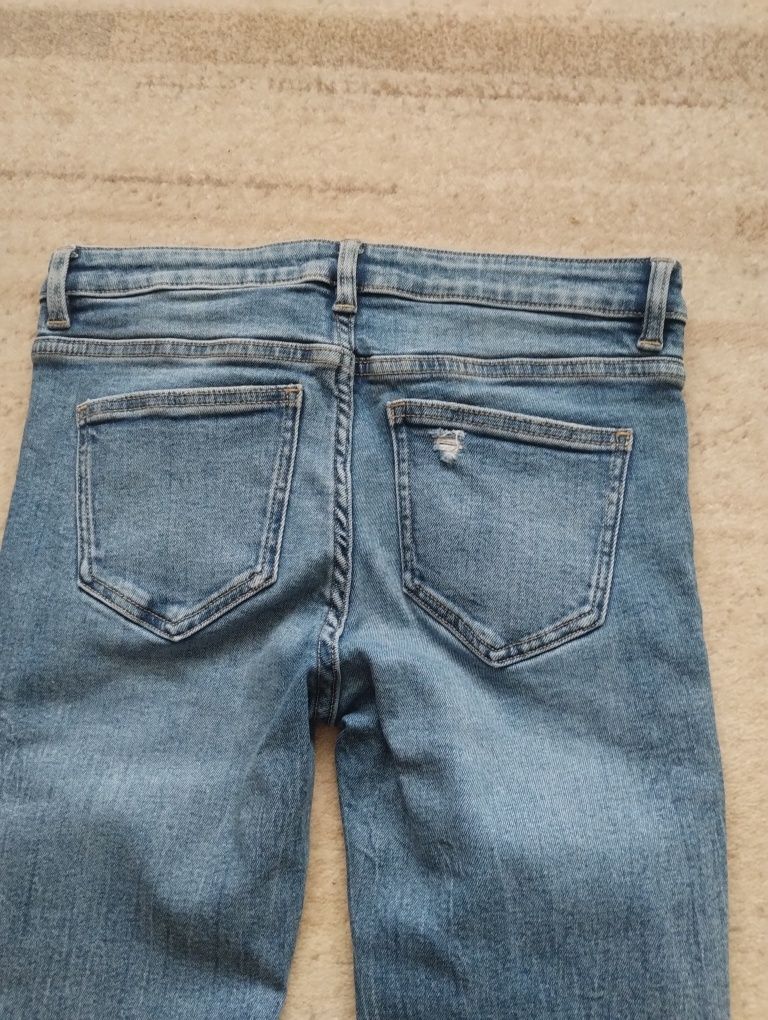 Spodnie damskie jeansy.