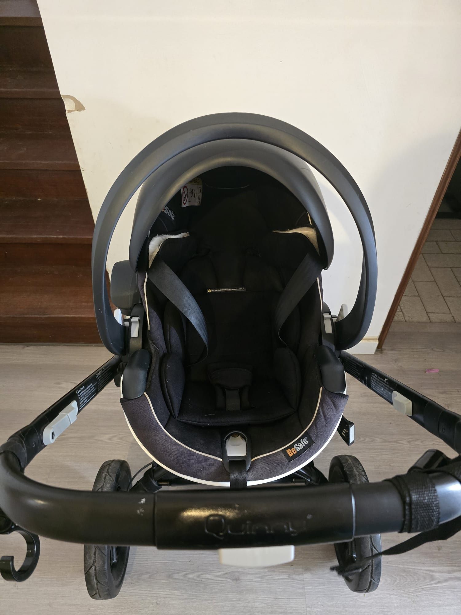 Carrinho Quinny Moodd + Ovo BeSafe iZi Go Modular + Base Isofix — Pack