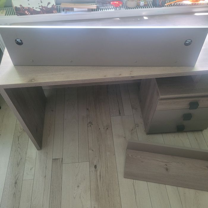 Biurko z półkami na ściane