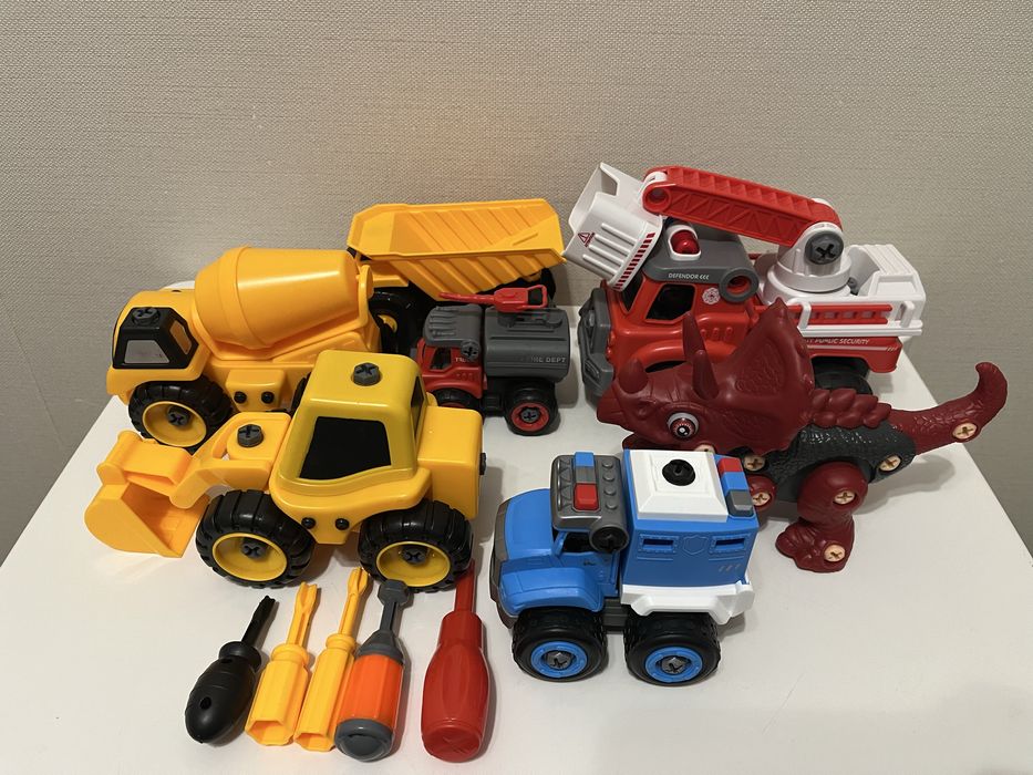 Набір машинок - конструкторів з викрутками 7 шт