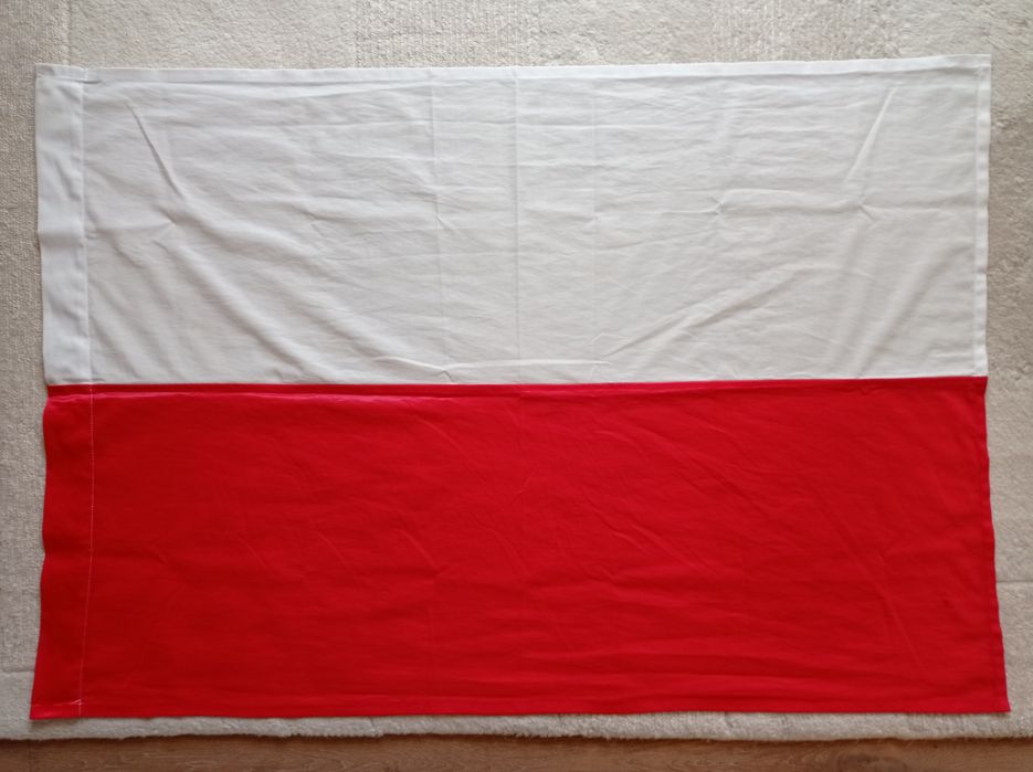 Duża flaga POLSKA z tunelem na drzewiec