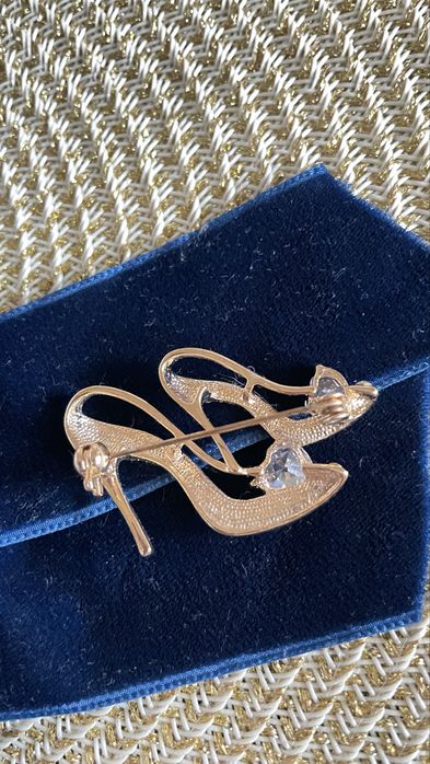 Колекційна брошка «Черевички» з кришталем в золотому металі