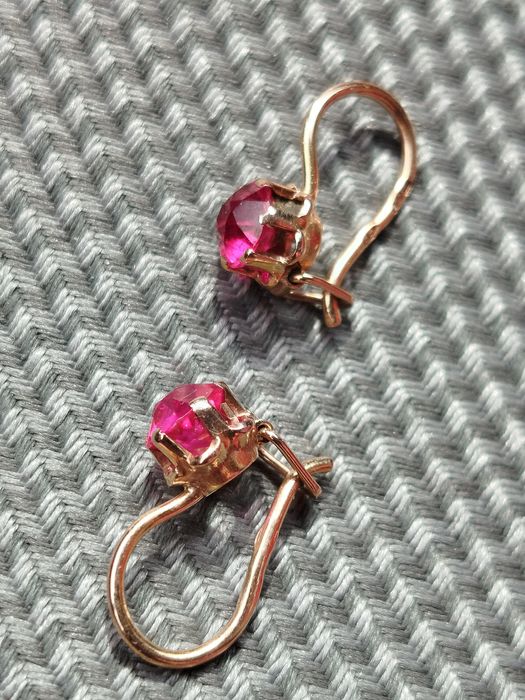 Сережки, кульчики з рубіном радянського виробництва.