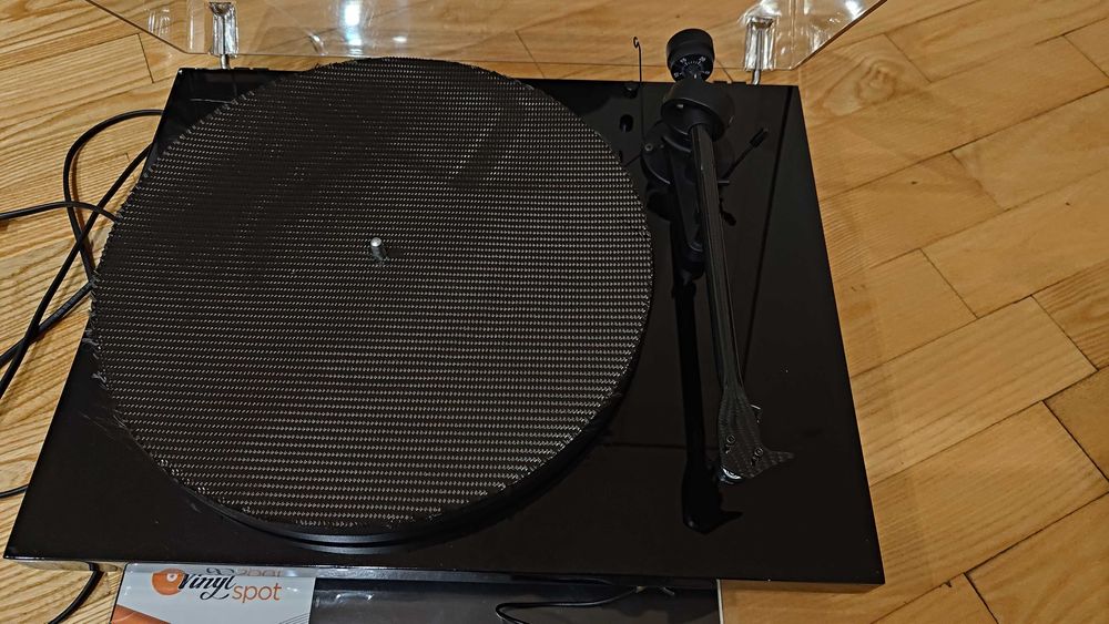 Gramofon Pro-Ject carbon