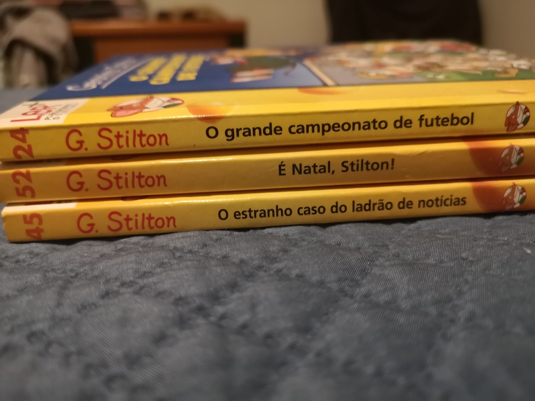 Alguns conjuntos de livros, cada livro a 10€, preço negociável