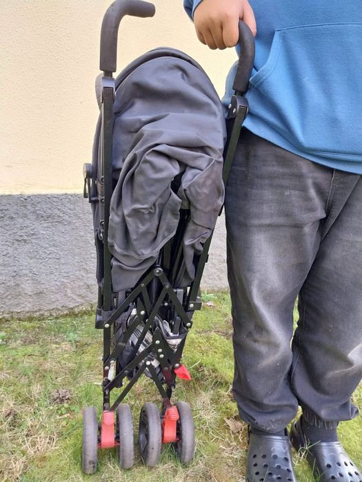 Carrinho de bebê com capa de chuva da marca Zippy.