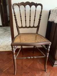 Cadeira antiga em madeira e palhinha