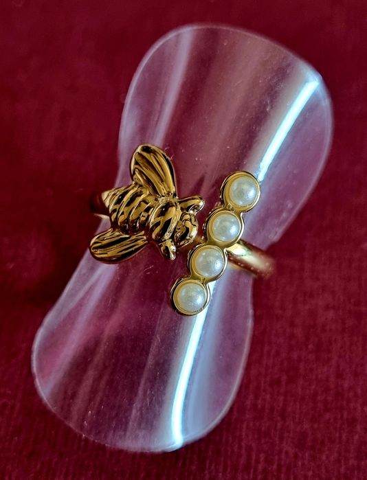 Anel dourado, em aço, com abelha e 4 micropérolas. Ajustável