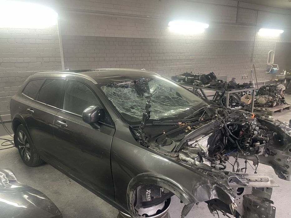 Volvo V90 B5 2022 по запчастинах