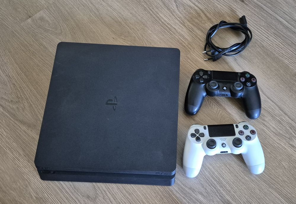 PS4 Slim 1TB + 2 comandos (Preto e Branco) +Jogos