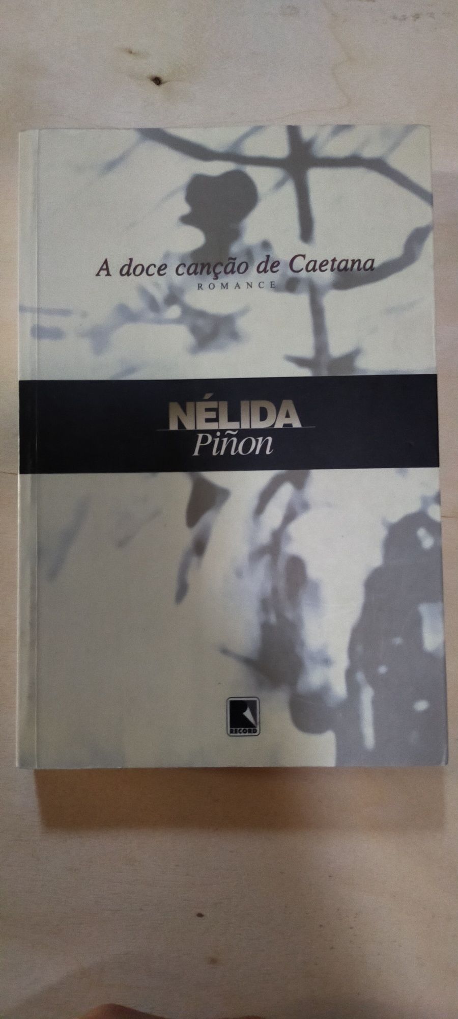 Livro "A doce canção de Caetana" Nélia Pinon