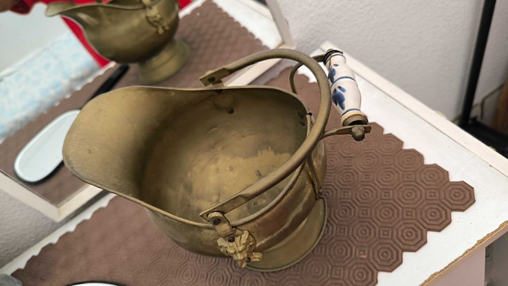 Peça em cobre amarelo com pormenores em porcelana