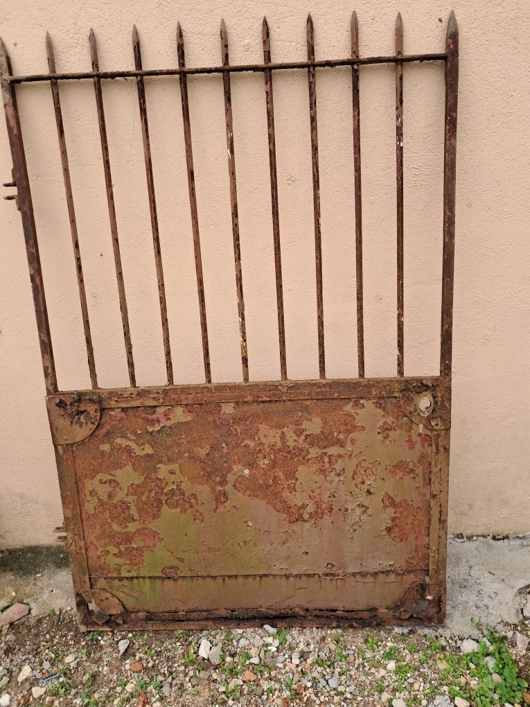 Porta em ferro forjado antiga.