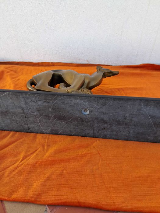Escultura dos galgos antiga.