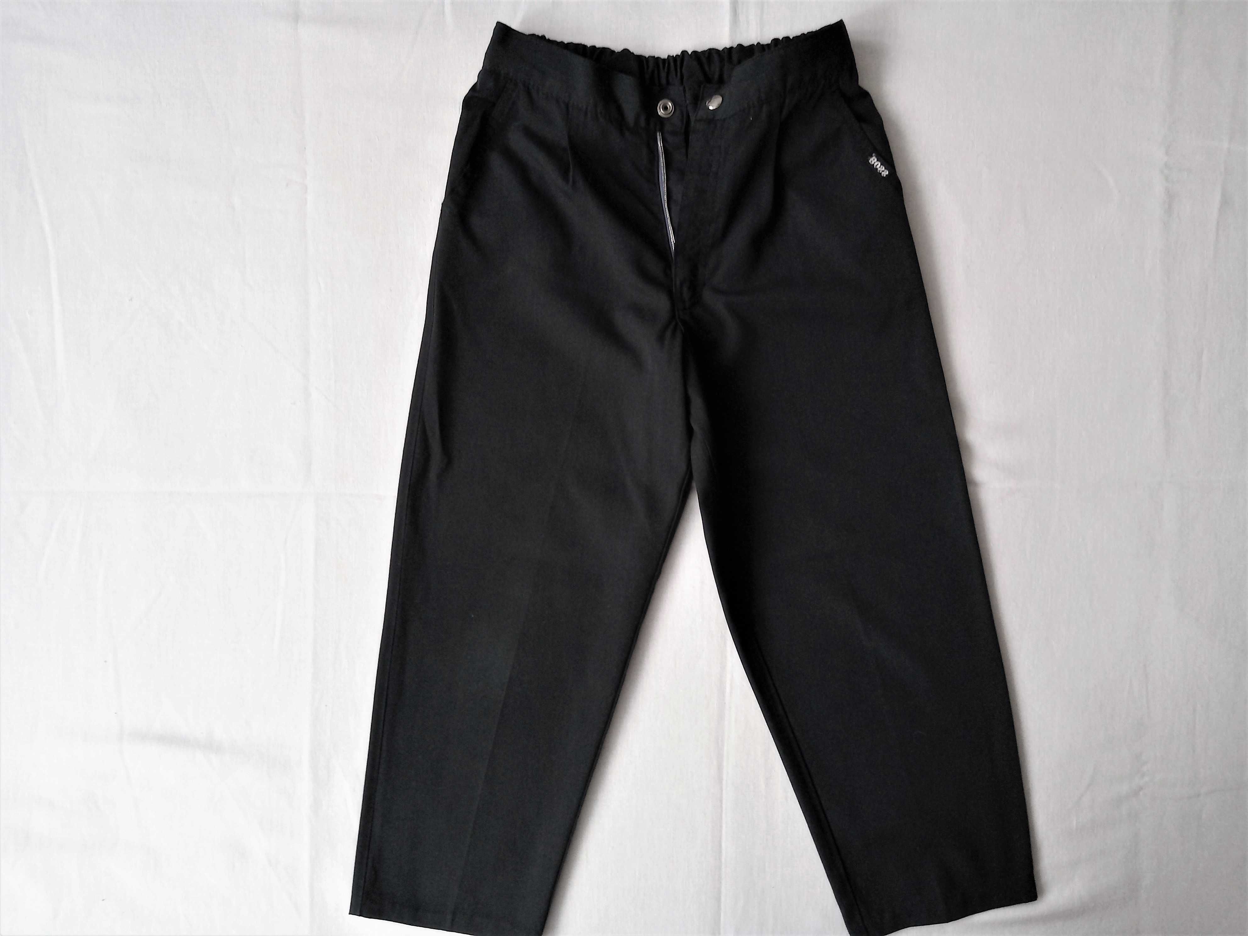 Czarne spodnie wizytowe z materiału dla tęższego chłopca; 122-128, 6 l
