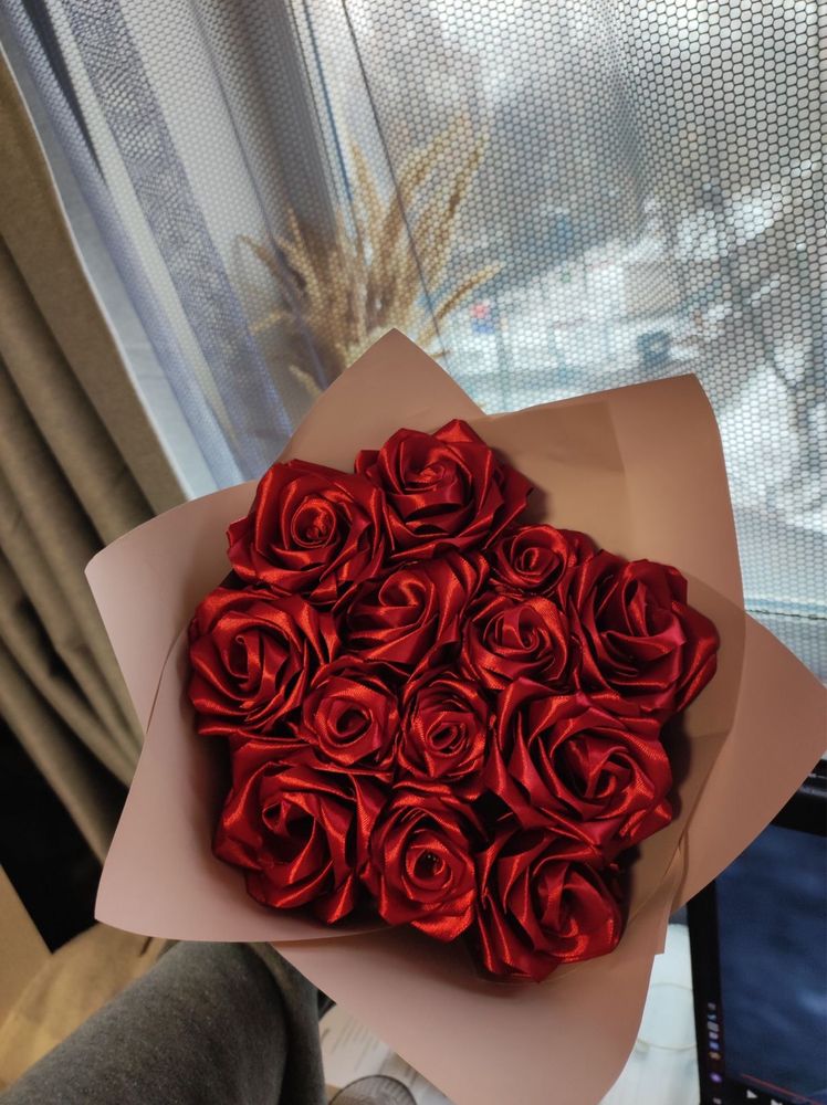 Букет з троянд з стрічки