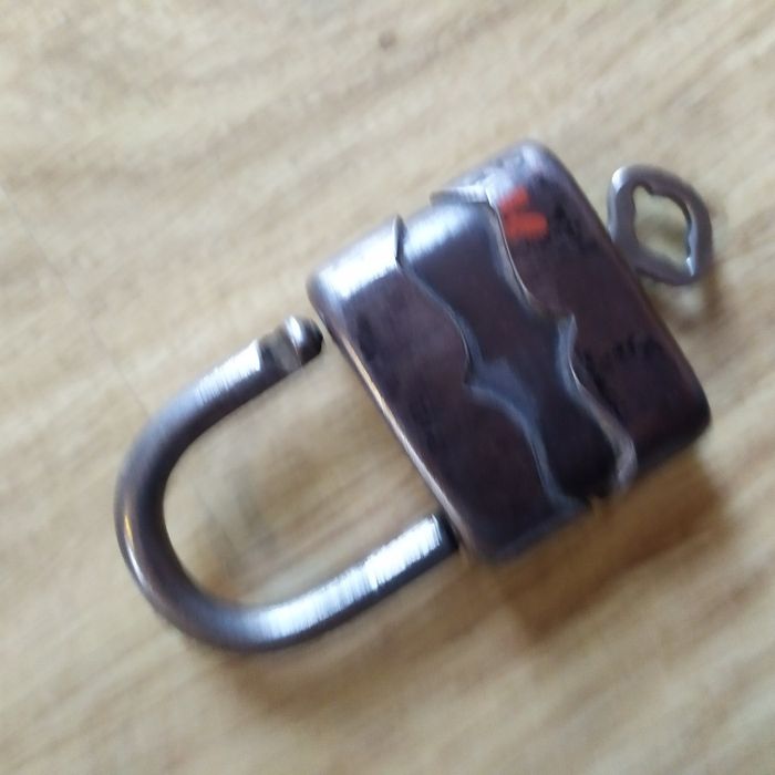 Stara kłódka sprawna Walentynki