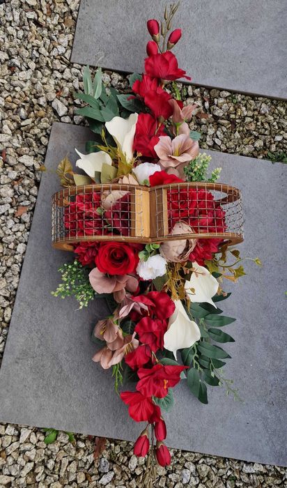 Kompozycja kwiatowa na grób cmentarz stroik serce ikebana  Z632