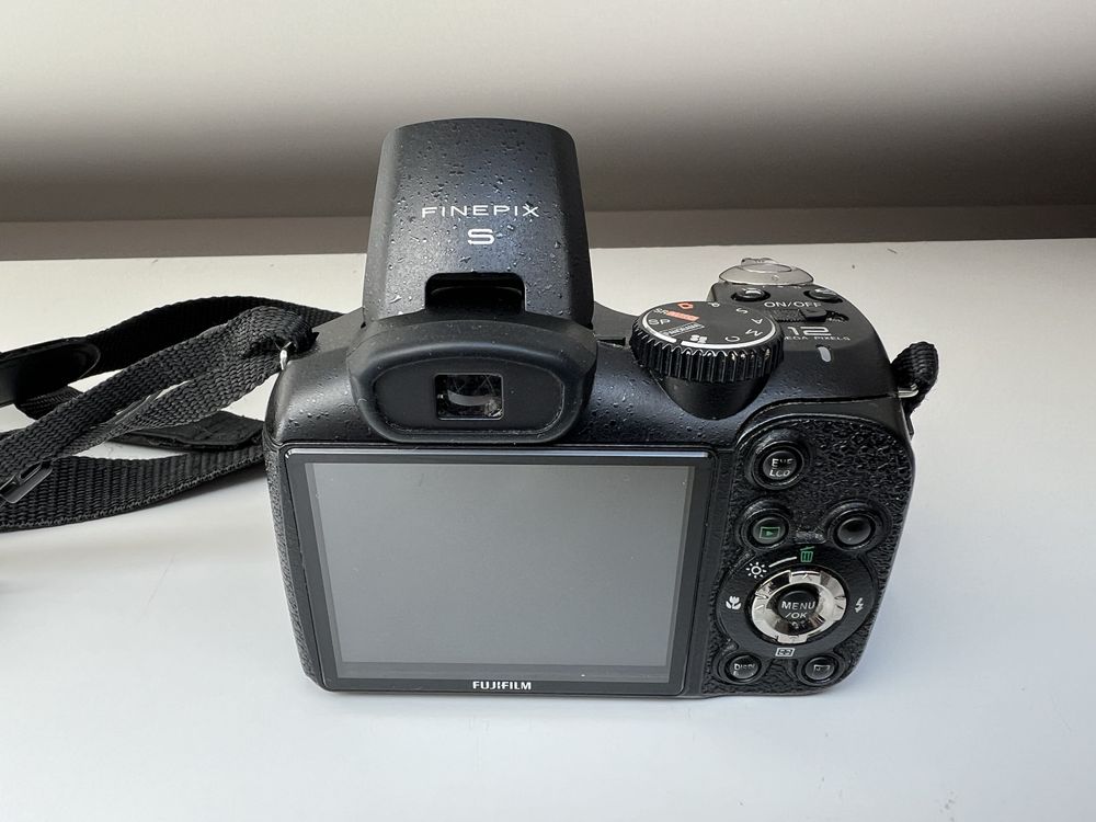 Aparat Fujifilm FinePix S2500HD + torba Camrock + pudełko + płyta