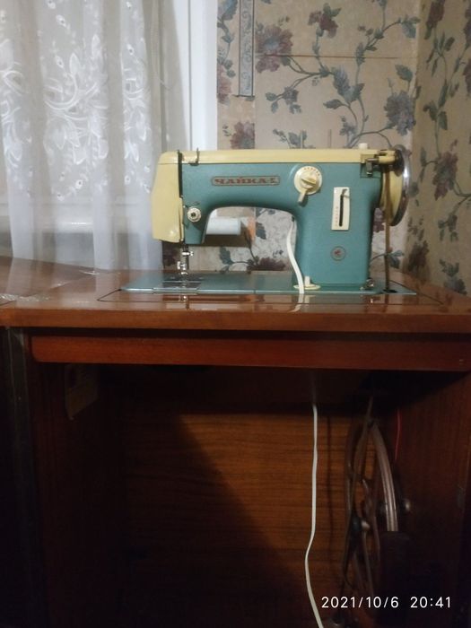 Швейная машинка Чайка