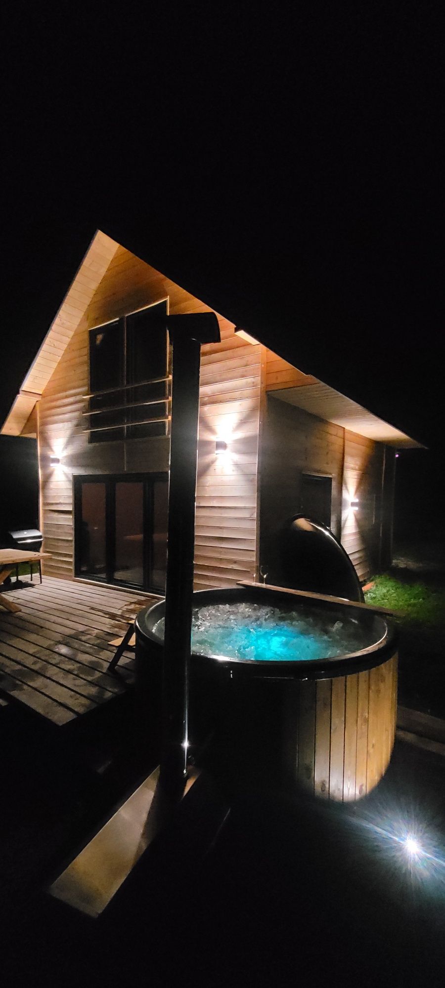 Domek drewniany letniskowy nad jeziorem z balią jacuzzi