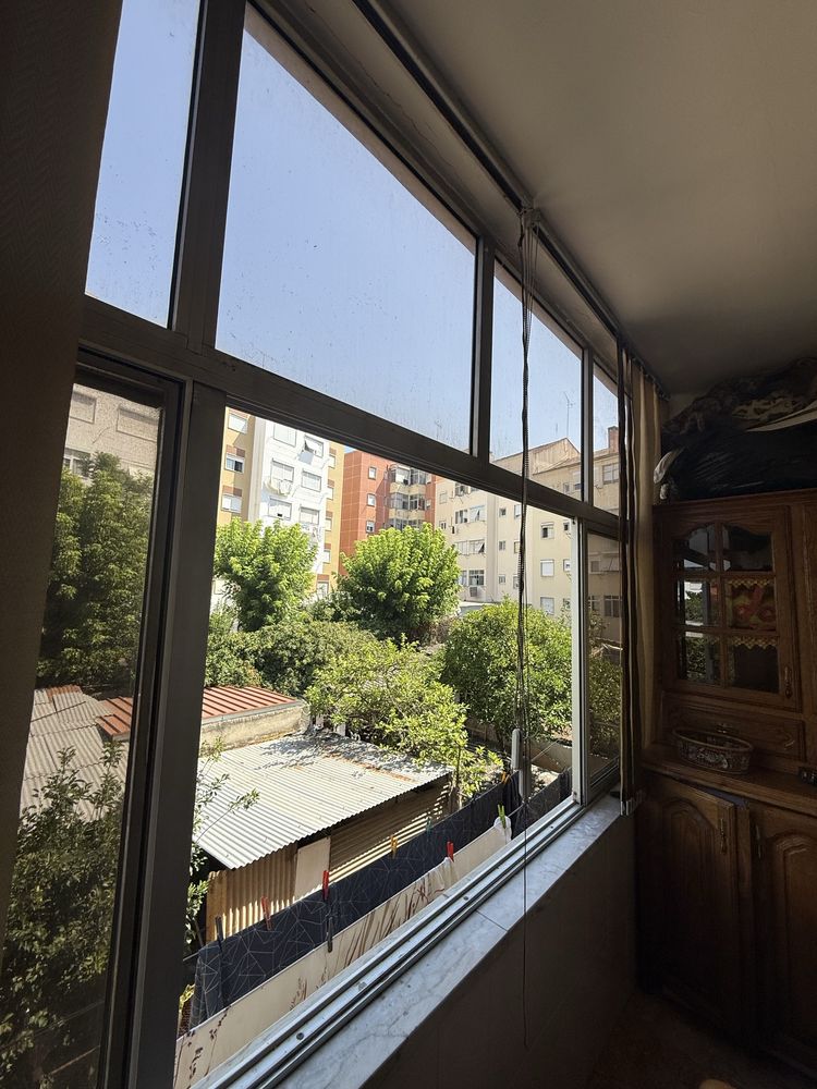 QUARTO amplo 2 camas casaln c/s filho em Olival Basto