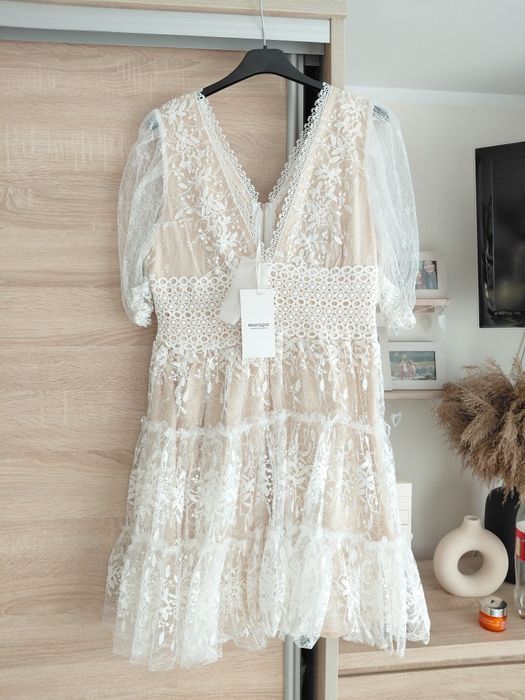 Koronkowa rozkloszowana sukienka z krótkim rękawem renee L