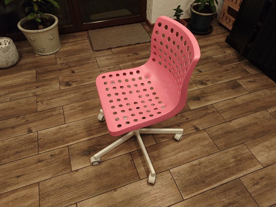 Krzesło obrotowe IKEA Skalberg Różowe na kółkach