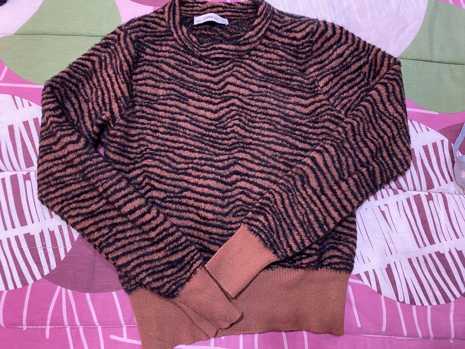 Camisola Zara camel e preta