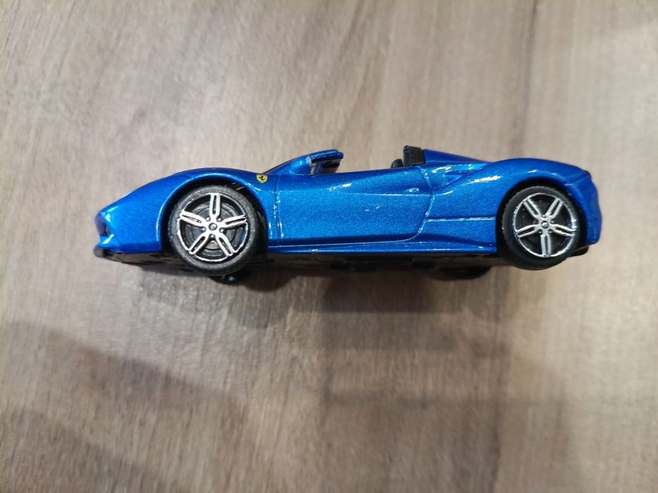 Bburago Ferrari 488 Spider 1/43 samochód niebieski