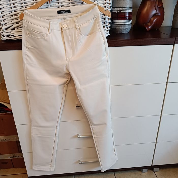 Spodnie ekoskóra śmietankowe