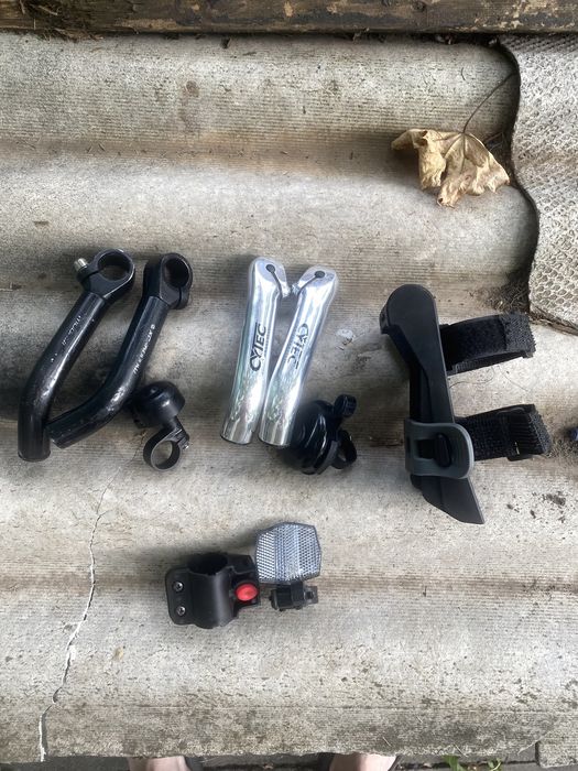 Велоаксесуари, ріжки,дзвіночки, барахол все за 300 гривень