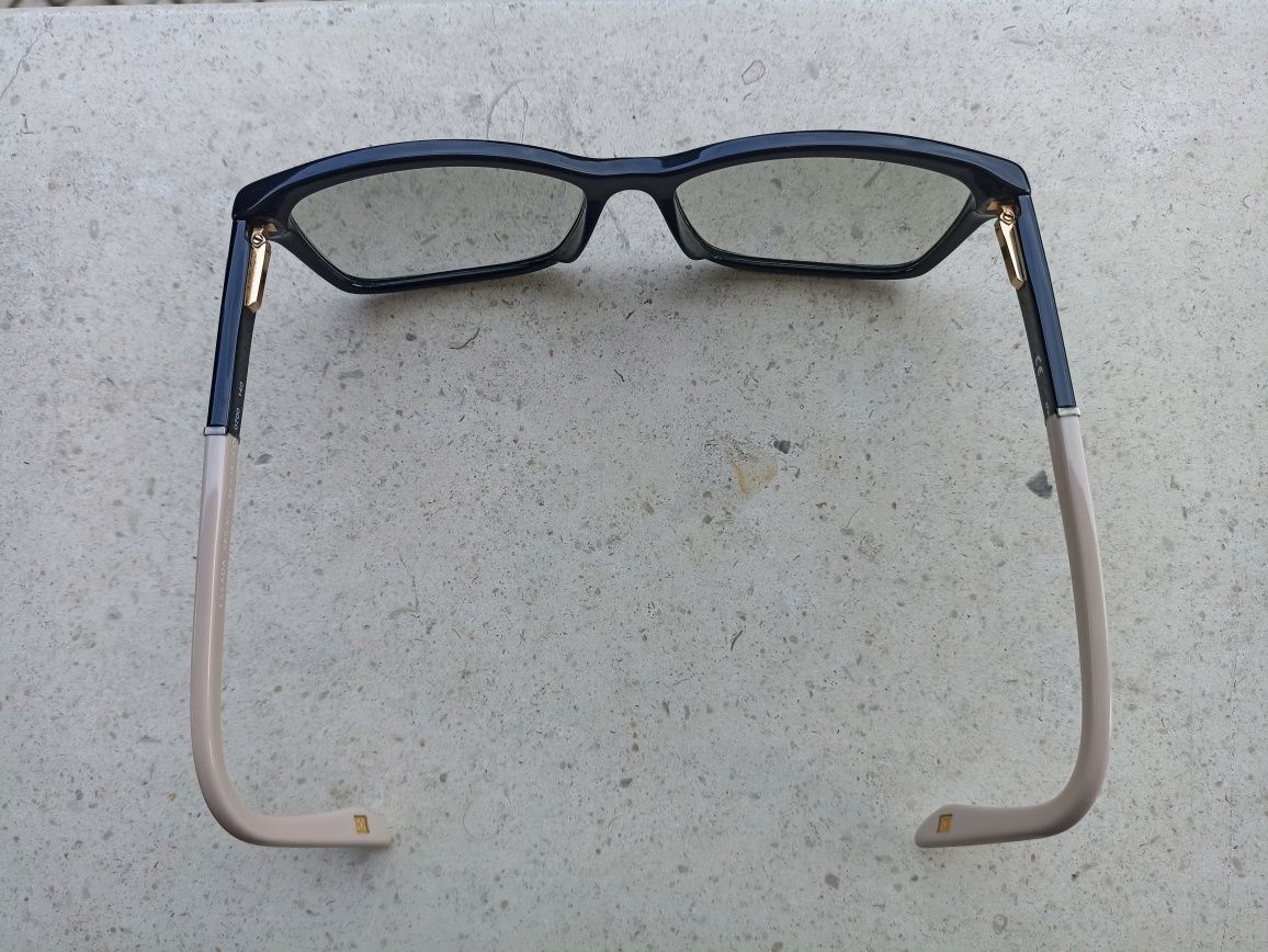 Armação de óculos marca escada