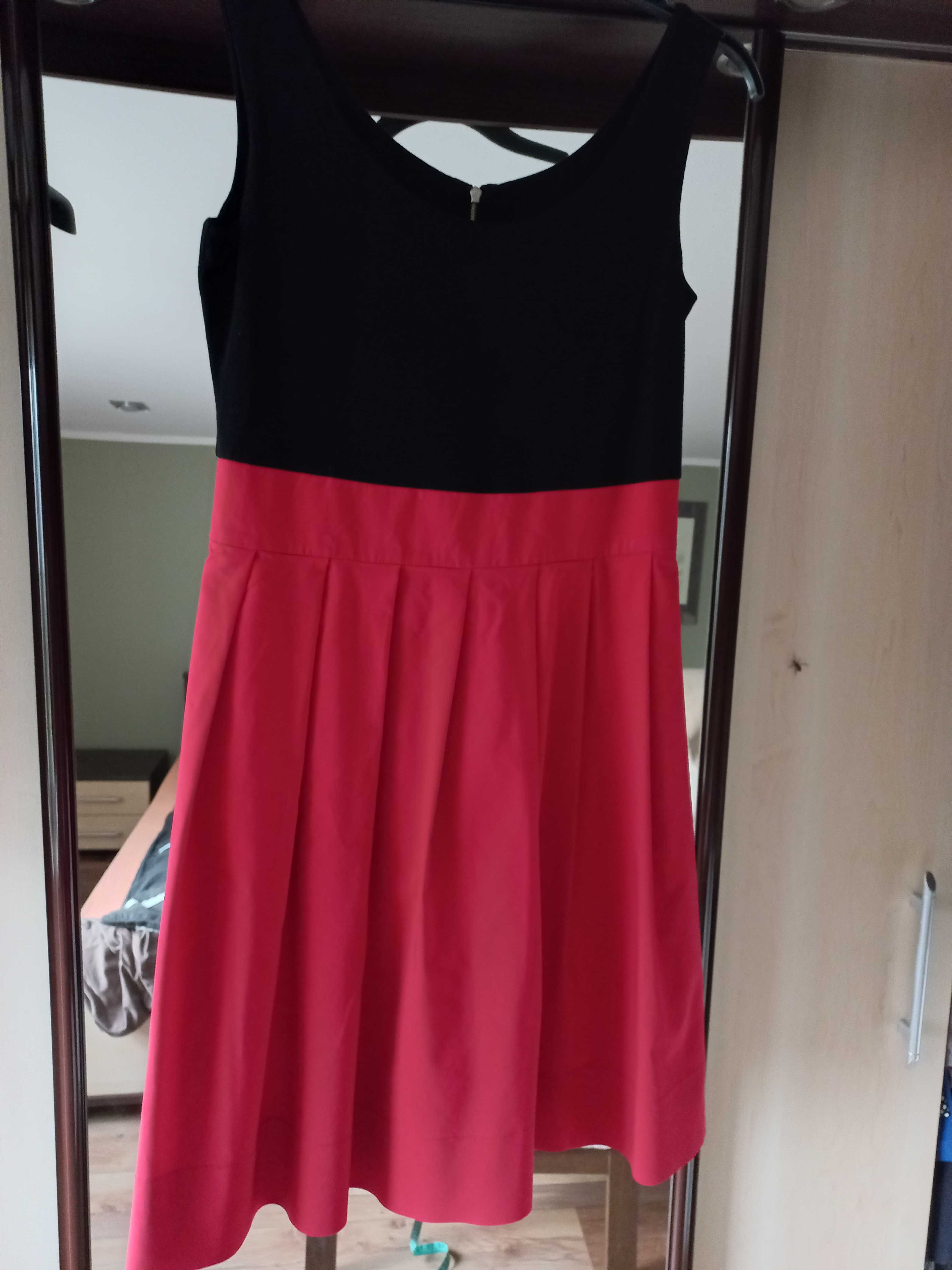 Czarno-czerwona sukienka z plisami