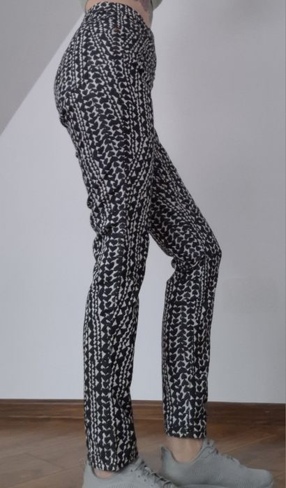 Czarnobiałe, materiałowe spodnie H&M, 40, wzorzyste.