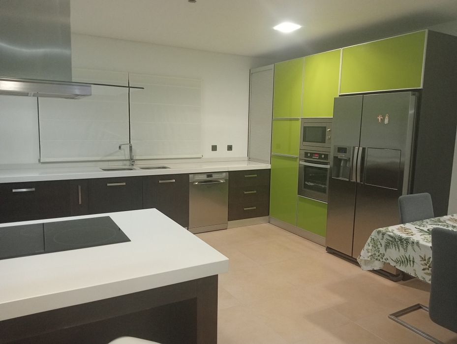 Cozinha moderna em chapa marítima e silestone