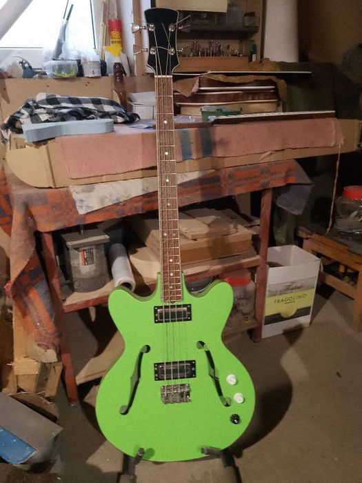 Продам бас-гитару бас-гітара