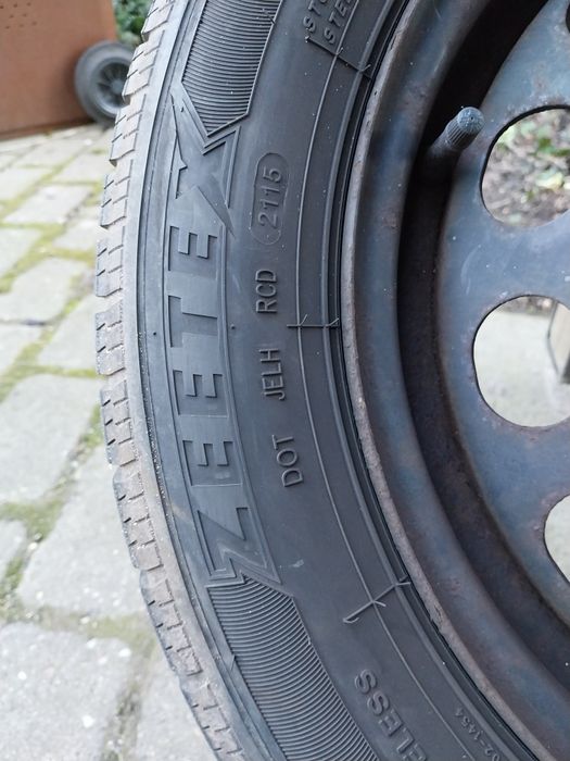 Komplet opon zimowych 205/55 R16 z felgami stalowymi