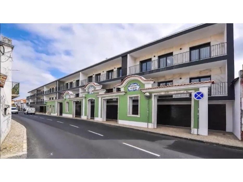 Apartamento T3Triplex com elevador privativo e Box privativa . 
Pó...