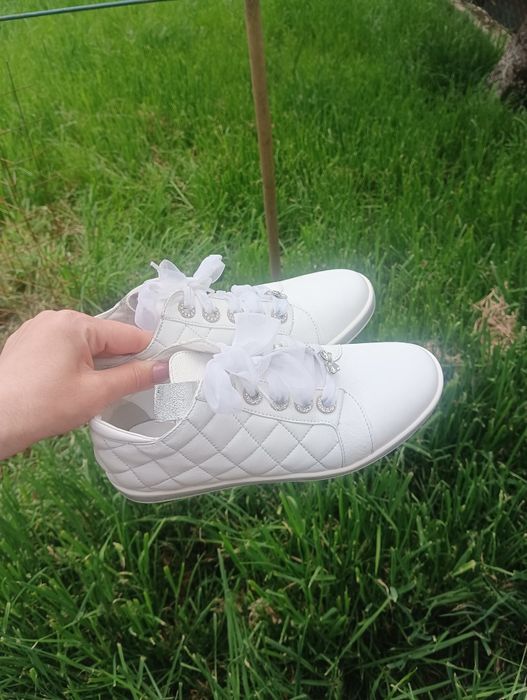 Продам білі шкіряні кросівки кеди