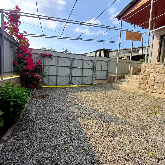 Продаж півбудинку,район центральних мостів,лодочної станції.