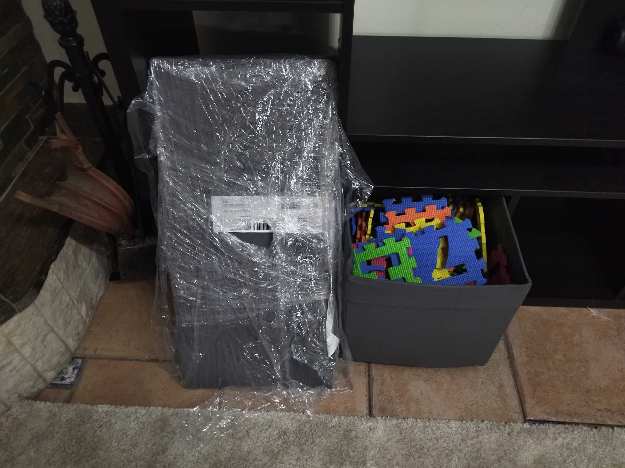 Estou a vender móvel para TV de IKEA "lappland com 4 gavetas novas