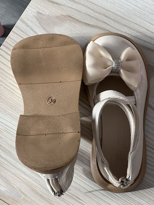 Туфлі для дівчинки стан ідеальний зручні та підійдуть на всято.