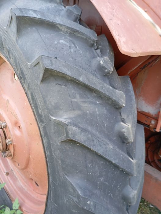 Трактор ескаватор