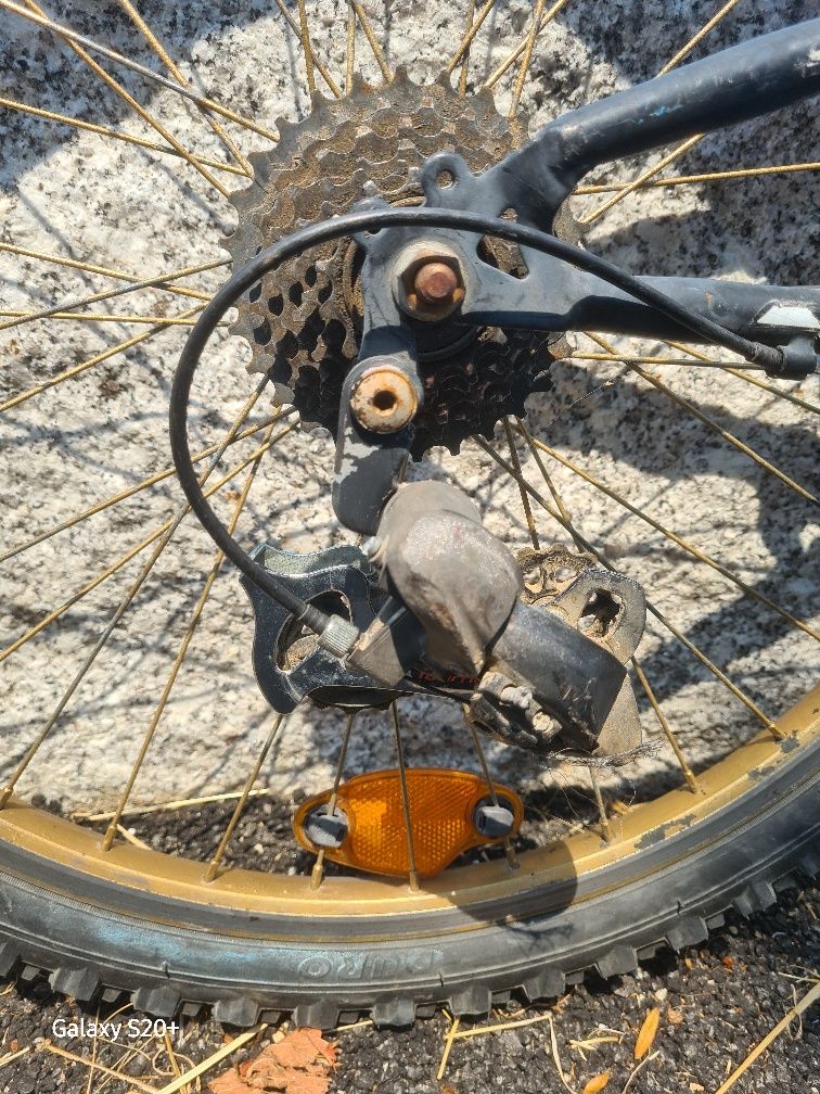 Bicicleta  com apenas 3 mudanças a 6 e a 3
