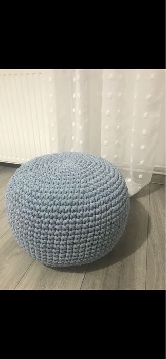 Pufa na szydełku, ręcznie robiona.